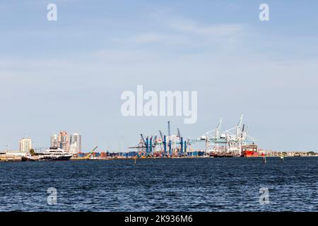 MIAMI, USA - 19. AUGUST 2014 : der Hafen von Miami mit Containern und Kränen im Hintergrund in Miami. Stockfoto