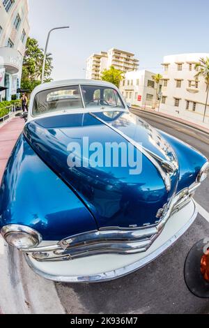 MIAMI, USA - AUG 18, 2014 : Dodge Vintage Auto geparkt am Ocean Drive in Miami Beach, Florida. Die Art déco-Architektur in South Beach ist eine der wichtigsten Stockfoto