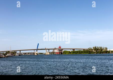 MIAMI, USA - 19. AUGUST 2014 : der Hafen von Miami mit Zugbrücke im Hintergrund in Miami. Stockfoto