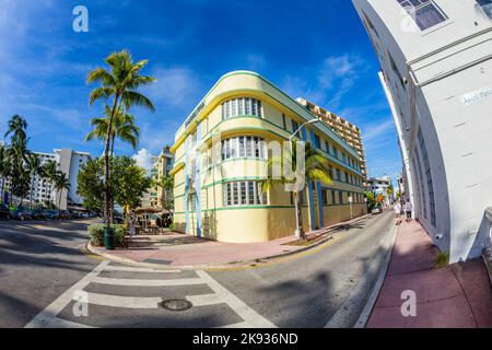 MIAMI, USA - 20. AUG 2014: Blick auf Ocean Drive zum Hotel Barbizon in Miami, USA. Das Barbizon befindet sich am 530 Ocean Drive im weltberühmten Art D Stockfoto