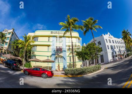 MIAMI, USA - 20. AUG 2014: Blick auf Ocean Drive zum Hotel Barbizon in Miami, USA. Das Barbizon befindet sich am 530 Ocean Drive im weltberühmten Art D Stockfoto