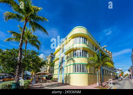 MIAMI, USA - 20. AUG 2014: Blick auf Ocean Drive zum Hotel Barbizon in Miami, USA. Das Barbizon befindet sich am 530 Ocean Drive im weltberühmten Art D Stockfoto