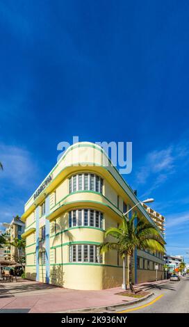 MIAMI, USA - 20. AUG 2014: Blick auf Ocean Drive zum Hotel Barbizon in Miami, USA. Das Barbizon befindet sich am 530 Ocean Drive im weltberühmten Art D Stockfoto