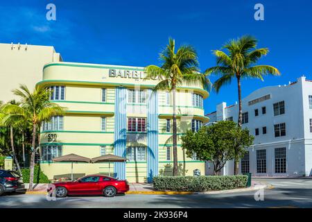 MIAMI, USA - 20. AUG 2014: Blick auf Ocean Drive zum Hotel Barbizon in Miami, USA. Das Barbizon befindet sich am 530 Ocean Drive im weltberühmten Art D Stockfoto