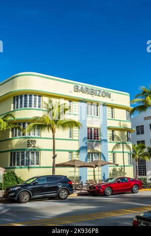 MIAMI, USA - 20. AUG 2014: Blick auf Ocean Drive zum Hotel Barbizon in Miami, USA. Das Barbizon befindet sich am 530 Ocean Drive im weltberühmten Art D Stockfoto