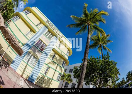 MIAMI, USA - 20. AUG 2014: Blick auf Ocean Drive zum Hotel Barbizon in Miami, USA. Das Barbizon befindet sich am 530 Ocean Drive im weltberühmten Art D Stockfoto