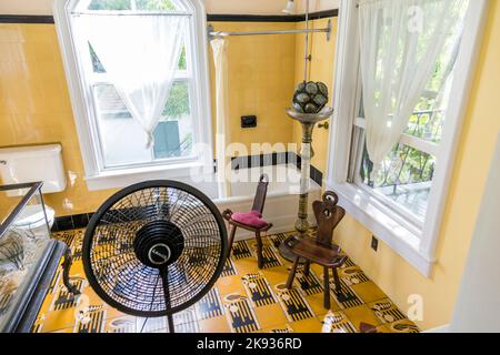 KEY WEST, USA - 27. AUG 2014: Badezimmer von Ernest Hemmingway in Key West, USA. Ernest Hemingway lebte und schrieb hier von 1931 bis 1939. Stockfoto