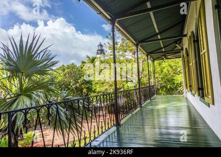 KEY WEST, USA - 27. AUG 2014: Porch auf der Seite des Ernest Hemmingways Hauses in Key West, USA. Ernest Hemingway lebte und schrieb hier von 1931 bis 1939 Stockfoto