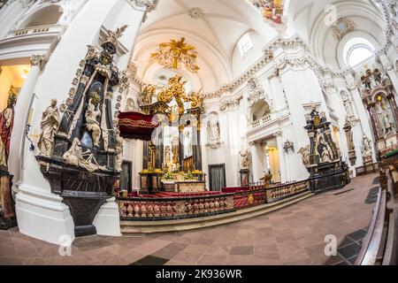 FULDA, DEUTSCHLAND - SEP 20. 2014: Innenansicht des barocken Doms in Fulda, Deutschland. Die Kathedrale von Fulda ist die ehemalige Abteikirche der Abtei von Fulda und das Begräbnis Stockfoto