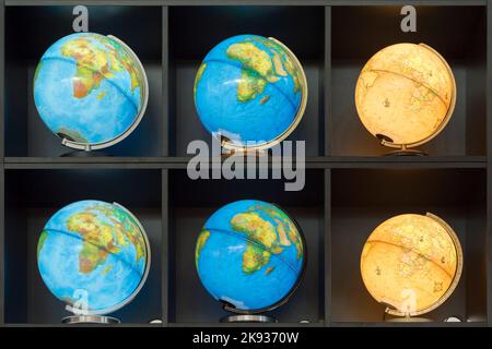 FRANKFURT, DEUTSCHLAND - OCT 12, 2014: Viele beleuchtete Globen in Folge auf einem Stand der Frankfurter Buchmesse in Frankfurt, Deutschland. Stockfoto