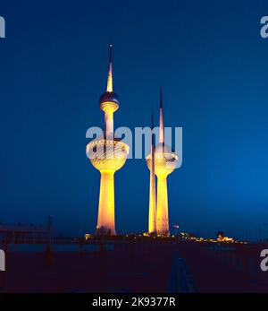 KUWAIT-STADT, KUWAIT - 1. JULI 1983: Die Kuwait Towers wurden am 26. Februar 1977 offiziell eingeweiht und gelten als Wahrzeichen und Symbol des modernen K Stockfoto