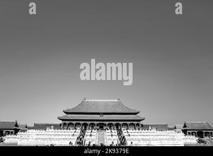 Peking, China - 29. Juli 1986: chinesische Staatsmacht besuchen die verbotene Stadt in Peking, China. Die meisten Menschen tragen die grüne oder blaue Uniform als individuelle dre Stockfoto