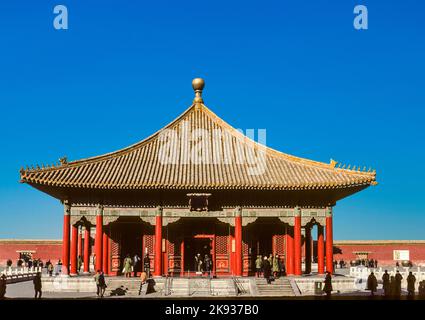 Peking, China - 29. Juli 1986: chinesische Staatsmacht besuchen die verbotene Stadt in Peking, China. Die meisten Menschen tragen die grüne oder blaue Uniform als individuelle dre Stockfoto