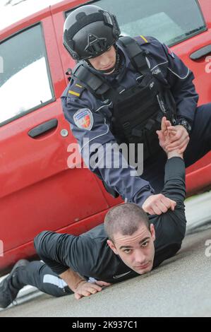 Studenten-Kadetten der Serbischen Polizeiakademie trainieren in grundlegenden Polizei-/Strafverfolgungsmethoden mit Handfeuerwaffen und verhaften einen Verdächtigen Stockfoto