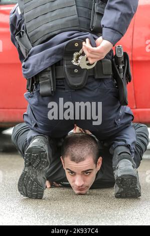 Studenten-Kadetten der Serbischen Polizeiakademie trainieren in grundlegenden Polizei-/Strafverfolgungsmethoden mit Handfeuerwaffen und verhaften einen Verdächtigen Stockfoto