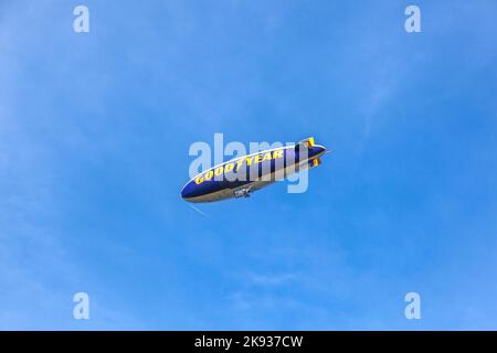 FORT LAUDERDALE, USA - 1. AUG 2010: Der Good Year Blimp Zeppelin, Spirit of Goodyear (mit markantem gelben Streifen), fliegt über Fort Lauderdale, USA Stockfoto