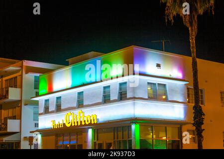 MIAMI BEACH, USA - 02. August: Hotel The Clifton in South Beach bei Nacht in Miami, USA. Das Art Deco Nachtleben in South Beach ist einer der Haupttouristen Stockfoto