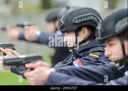 Studenten-Kadetten der Serbischen Polizeiakademie trainieren in grundlegenden Polizei-/Strafverfolgungsmethoden mit Handfeuerwaffen und verhaften einen Verdächtigen Stockfoto