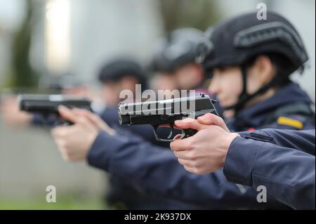 Studenten-Kadetten der Serbischen Polizeiakademie trainieren in grundlegenden Polizei-/Strafverfolgungsmethoden mit Handfeuerwaffen und verhaften einen Verdächtigen Stockfoto