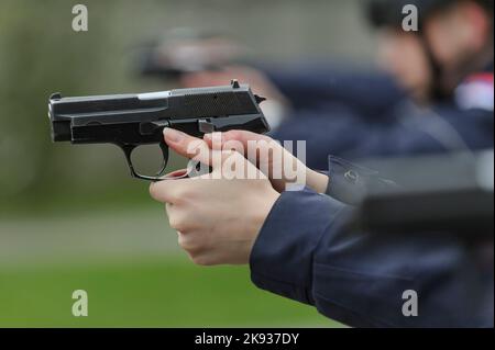 Studenten-Kadetten der Serbischen Polizeiakademie trainieren in grundlegenden Polizei-/Strafverfolgungsmethoden mit Handfeuerwaffen und verhaften einen Verdächtigen Stockfoto