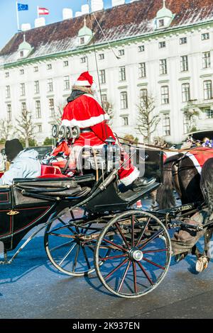 WIEN, ÖSTERREICH - 26. NOVEMBER: Der Fahrer des Fiakers ist am 26,2010. November in Wien als Weihnachtsmann gekleidet. Seit dem 17.. Jahrhundert, das Pferd-dra Stockfoto