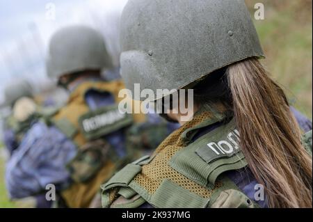 Studenten-Kadetten der Serbischen Polizeiakademie (Kriminalisticko policijski universitet - KPU) trainieren in grundlegenden Kampftaktiken mit Sturmgewehren Stockfoto