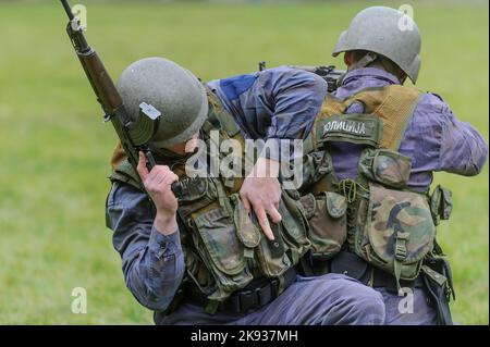 Die Studenten der Serbischen Polizeiakademie (Kriminalisticko policijski universitet - KPU) trainieren mit Sturmgewehren grundlegende Kampftaktiken Stockfoto