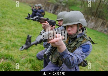 Die Studenten der Serbischen Polizeiakademie (Kriminalisticko policijski universitet - KPU) trainieren mit Sturmgewehren grundlegende Kampftaktiken Stockfoto