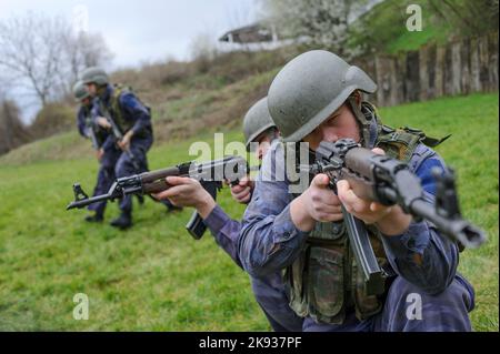 Die Studenten der Serbischen Polizeiakademie (Kriminalisticko policijski universitet - KPU) trainieren mit Sturmgewehren grundlegende Kampftaktiken Stockfoto