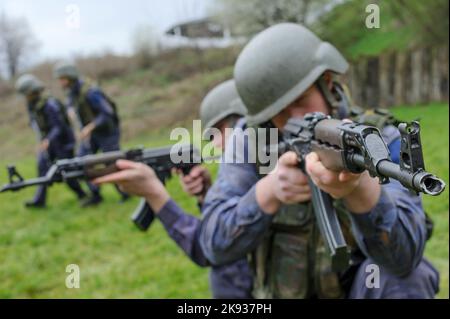 Die Studenten der Serbischen Polizeiakademie (Kriminalisticko policijski universitet - KPU) trainieren mit Sturmgewehren grundlegende Kampftaktiken Stockfoto