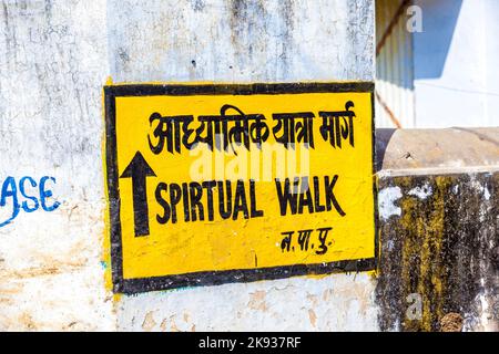 PUSHKAR, INDIEN - 20. OKTOBER 2012: sign Spiritual Walk unterstützt die Touristen, indem sie verstehen, wie man um die religiösen Orte in Pushkar, Stockfoto