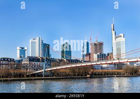 FRANKFURT - 2. MÄRZ 2013: Menschen an der Holbein-Brücke. Sie geht an das Kunstmuseum in Frankfurt am Main. Es war 1990 als Tempo geplant Stockfoto