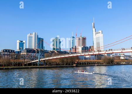 FRANKFURT - 2. MÄRZ 2013: Menschen an der Holbein-Brücke. Sie geht an das Kunstmuseum in Frankfurt am Main. Es war 1990 als Tempo geplant Stockfoto