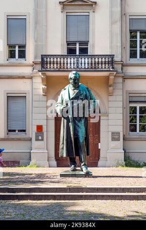 HEIDELBERG, DEUTSCHLAND - 7. JULI 2013: Statue von Robert Wilhelm Bunsen in Heidelberg, Deutschland. 1852 wurde Bunsen Professor für Chemie an der Rupprec Stockfoto