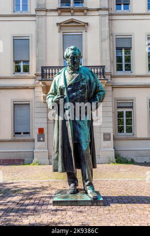 HEIDELBERG, DEUTSCHLAND - 7. JULI 2013: Statue von Robert Wilhelm Bunsen in Heidelberg, Deutschland. 1852 wurde Bunsen Professor für Chemie an der Rupprec Stockfoto