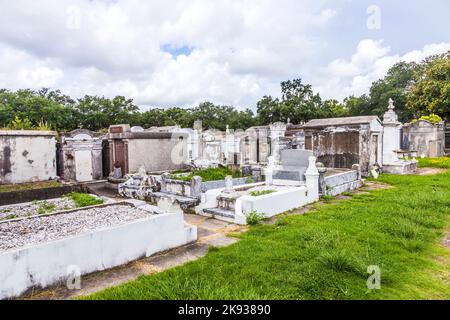 NEW ORLEANS, USA - 16. JULI 2013: Friedhof von Lafayette mit historischen Grabsteinen in New Orleans, USA. Erbaut in dem, was einst die Stadt Lafayette, die Stockfoto