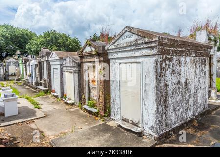 NEW ORLEANS, USA - 16. JULI 2013: Friedhof von Lafayette mit historischen Grabsteinen in New Orleans, USA. Erbaut in dem, was einst die Stadt Lafayette, die Stockfoto