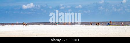 FORT MYERS BEACH, USA - 27. JULI 2013: Unbekannte Menschen an einem Strand in Fort Myers Beach, USA. Zum Stand der Volkszählung[ von 2010 waren es 3,44 6.277 Menschen Stockfoto