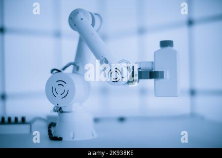 Roboter Nehmen Sie ein Reagenzglas mit einer Flüssigkeit. Labor von giftigen und gefährlichen Chemikalien Stockfoto