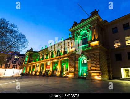 FRANKFURT, DEUTSCHLAND - 4. APRIL: Beleuchtete Börse mit Stier und Bär in der Nacht vom 4. April 2014 in Frankfurt, Deutschland. Dieses Festival Luminale ta Stockfoto