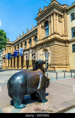 FRANKFURT, DEUTSCHLAND - 3. JUNI 2014: Die Stier- und Bärenstatue an der Frankfurter Börse in Frankfurt, Deutschland. Die Frankfurter Börse ist die 12. lar Stockfoto