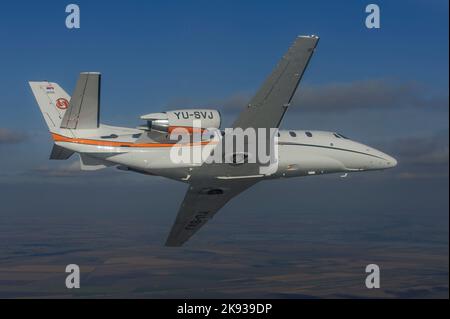 Cessna Citation 560XL (Citation XLS) Business Jet im Flug über die serbische Landschaft Stockfoto