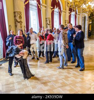 DRESDEN, DEUTSCHLAND - SEP 17, 2008: Besucher besuchen das berühmte Semperoper-Haus in Dresden. Das Opernhaus wurde ursprünglich vom Architekten Got erbaut Stockfoto