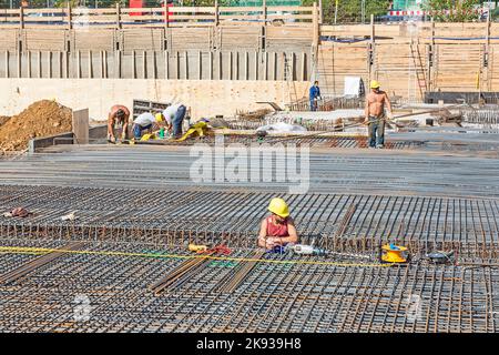 HOFHEIM, DEUTSCHLAND - SEP 25: Am 25. September 2009 werden auf einem Gelände in Hofheim Stahlstangen gebaut. Die Konstruktion wird von der Ba geprüft Stockfoto