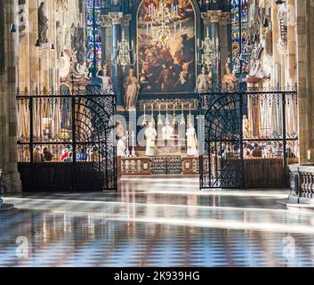 WIEN, ÖSTERREICH - 22. JULI 2009: katholische Prozession im Stephansdom in Wien, Österreich. Der Stephansdom ist die Mutterkirche der Römer Stockfoto