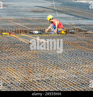 HOFHEIM, DEUTSCHLAND - SEP 25: Am 25. September 2009 werden auf einem Gelände in Hofheim Stahlstangen gebaut. Die Konstruktion wird von der Ba geprüft Stockfoto