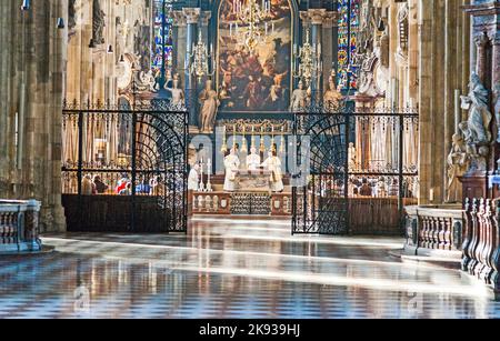 WIEN, ÖSTERREICH - 22. JULI 2009: katholische Prozession im Stephansdom in Wien, Österreich. Der Stephansdom ist die Mutterkirche der Römer Stockfoto