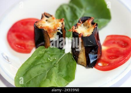 Traditionelle türkische Küche 'gefüllte Auberginen' mit Gemüse auf dem Speiseplatte. Stockfoto