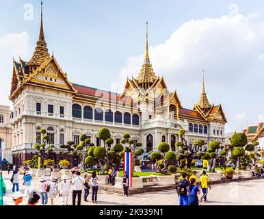 BANGKOK - 4. JANUAR 2010 : Touristen besuchen Chakri Mahaprasat, wo die größte Halle im Großen Palast, Bangkok, Thailand, ist. Stockfoto