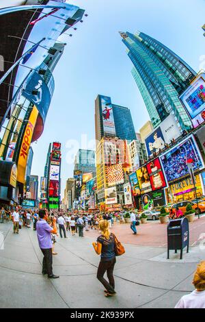 NEW YORK, USA - 8. JULI 2010: Menschen am Times Square. Mit Broadway-Theatern und einer riesigen Anzahl von LED-Schildern ist es ein Symbol von New York City und Stockfoto